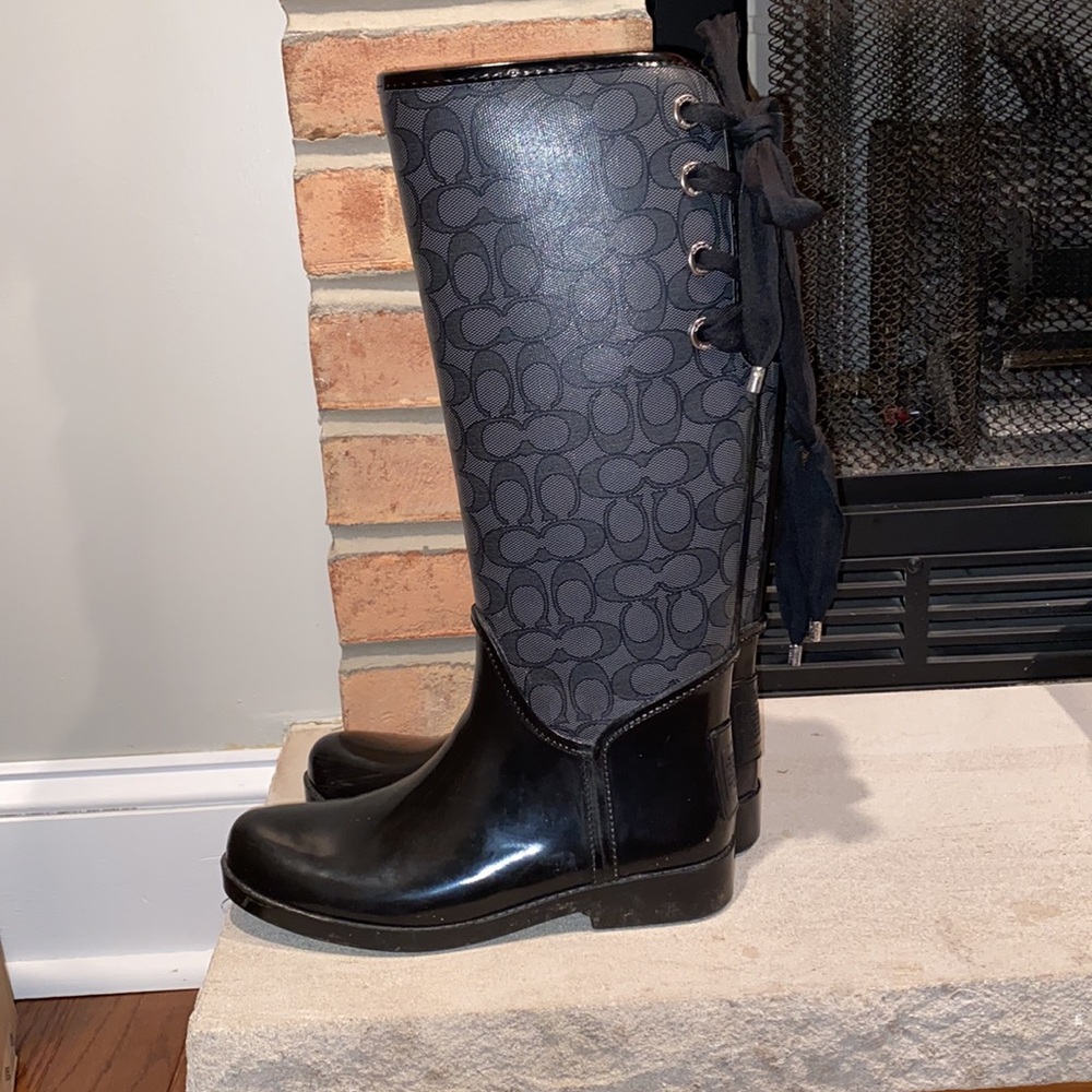 Women’s COACH authenticating boots with lace up back!!!